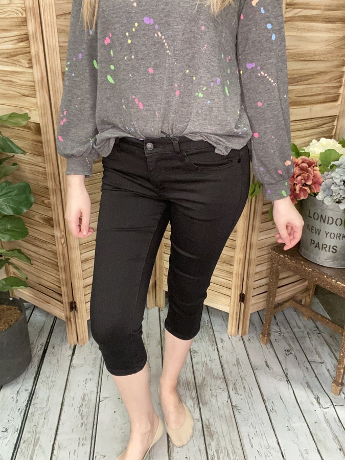 Black Mid-Rise Skinny Capri