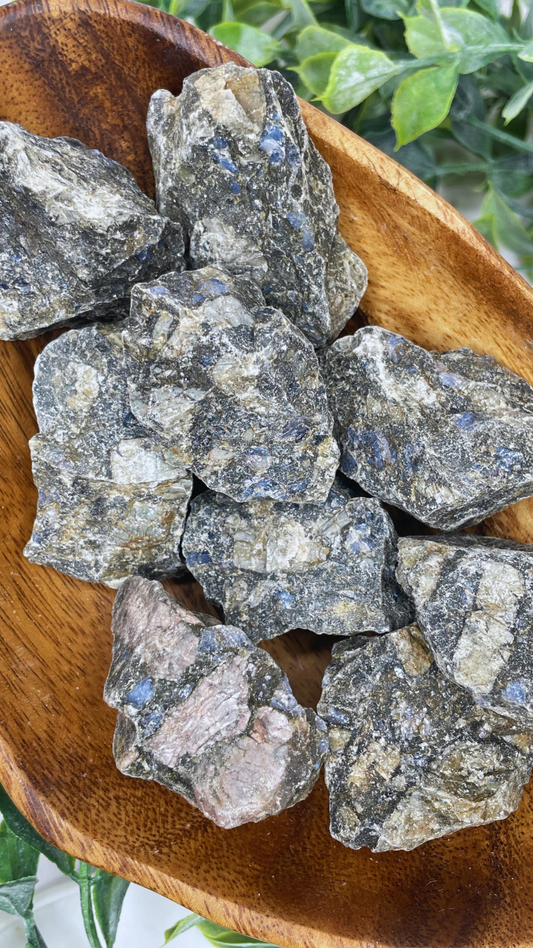 Que Sera | The Stone Of Qi Energy