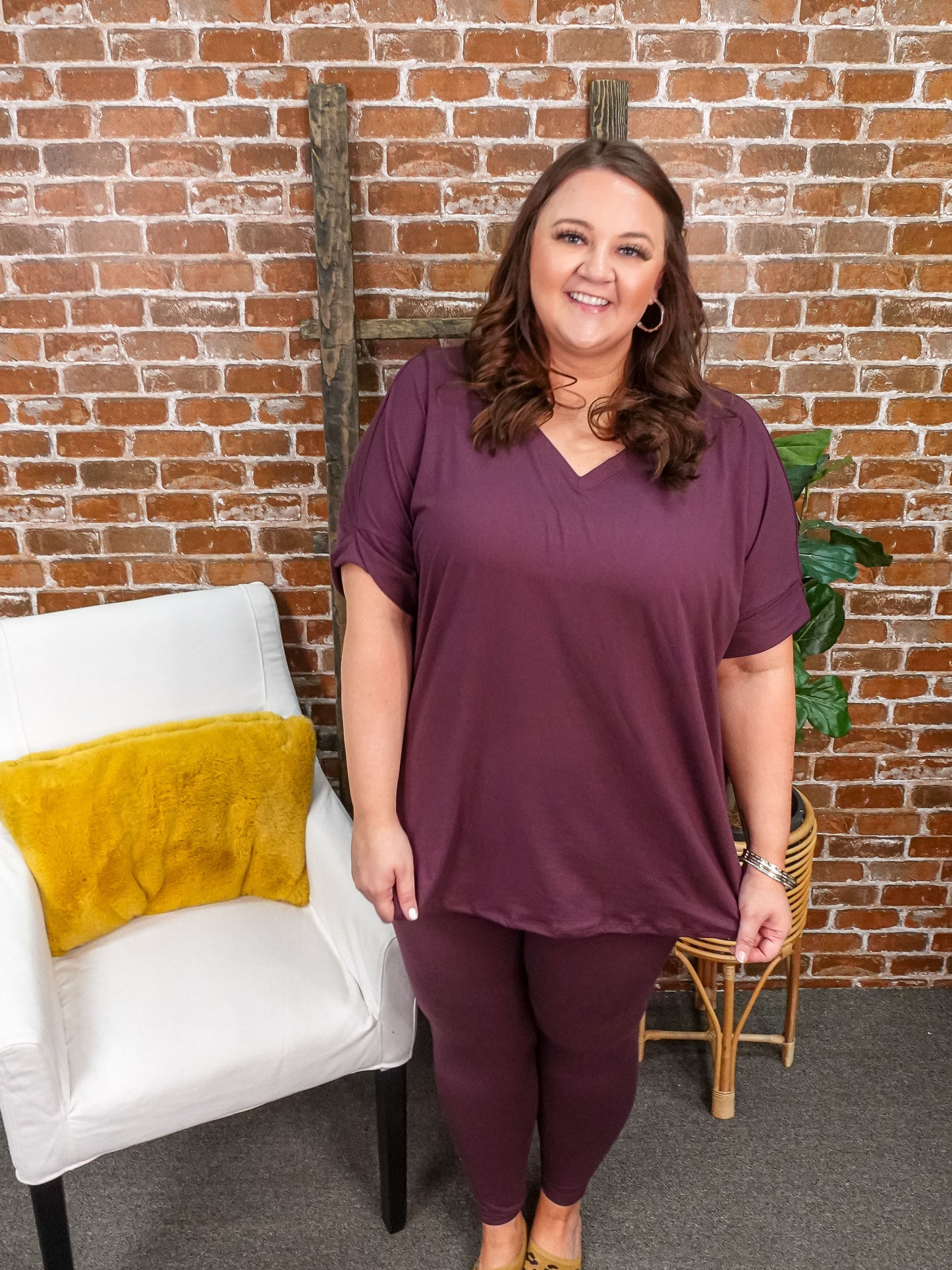Longe set with v-neck short sleeve top and leggings in color eggplant