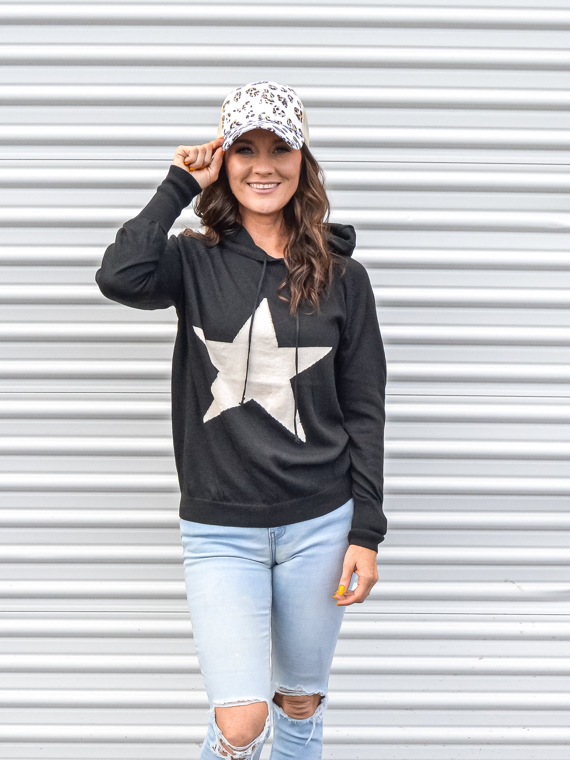 Black hoodie with a star pair with a leopard hat and jeans